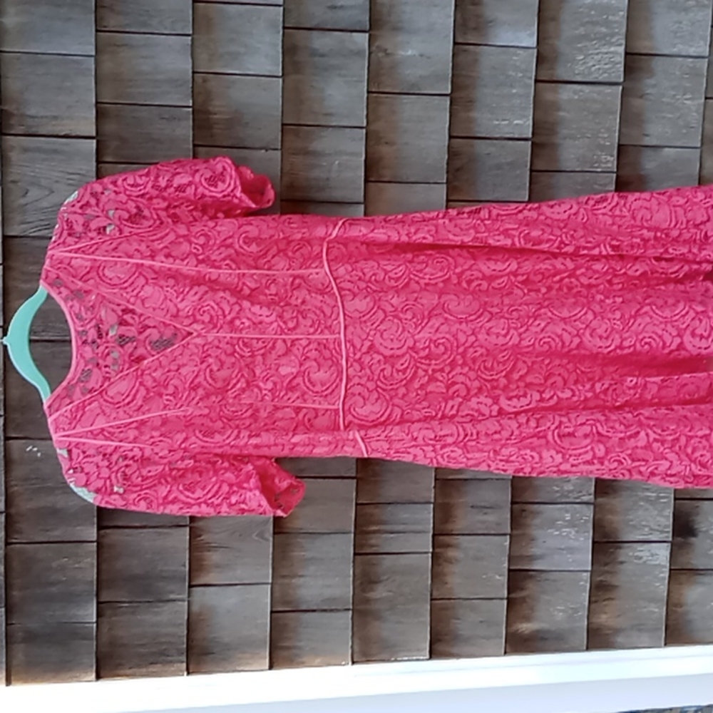 Eva Mendes coral lace dress. Fun and femine ❤️